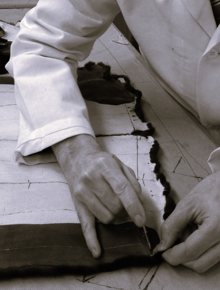FourrureFr's tweet photo. La fourrure sous toutes ses coutures 🧵  
#1 un métier d'art millénaire

Le métier de fourreur est reconnu comme métier d'art aujourd'hui en 🇫🇷 parmi d'autres artisanats du luxe et de la mode. @metiersdart @savoirpourfaire 

Voici son histoire ⬇️ https://t.co/eOPd9w6lJi