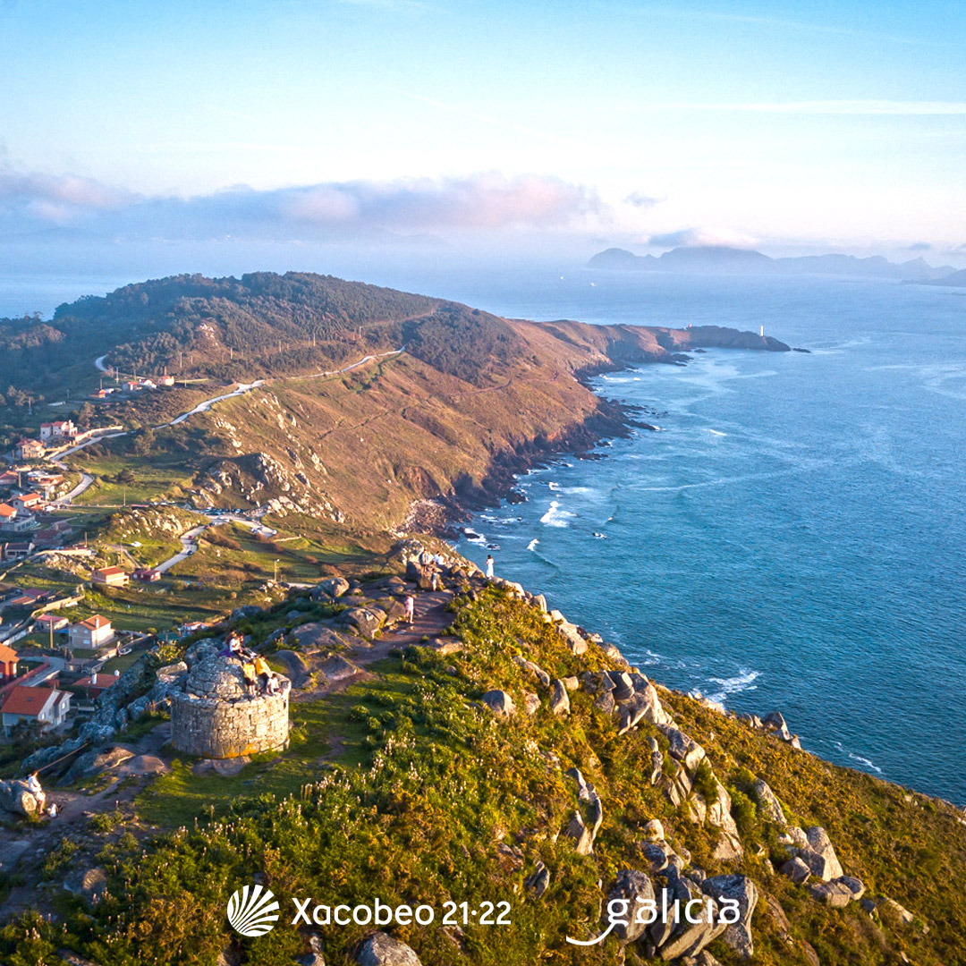 Turgalicia's tweet photo. Hoy nos acercamos hasta uno de los santuarios más antiguos de Galicia: #MonteDoFacho, en #Cangas.
Desde allí podremos disfrutar de unas maravillosas vistas mientras conocemos más sobre los antiguos ocupantes de estas tierras.
#OHío #CostaDaVela #RíasBaixas #Pontevedra #Galicia https://t.co/Xkr8gZDU0V