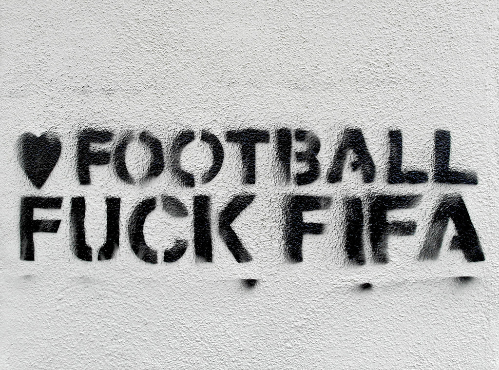 RocketDeveloper's tweet image. Wenn Sie schon keine #onelove Binde beim #QatarWorldCup2022 tragen wollen. Wie wäre es dann mit folgenden Logo auf der Binde?