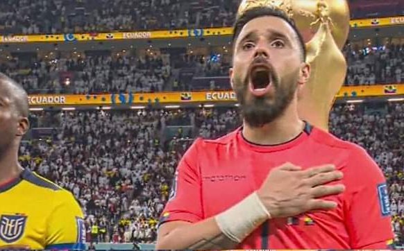 JxQuesada's tweet photo. Este es Hernán Galíndez, portero de 🇪🇨 Ecuador en #qatar2022
Por su manera de cantar el himno ayer, cualquiera diría que es de profunda ascendencia ecuatoriana. Pero no. Es argentino. Y protagonista de una genial historia de superación. https://t.co/GEdf4F5pR4