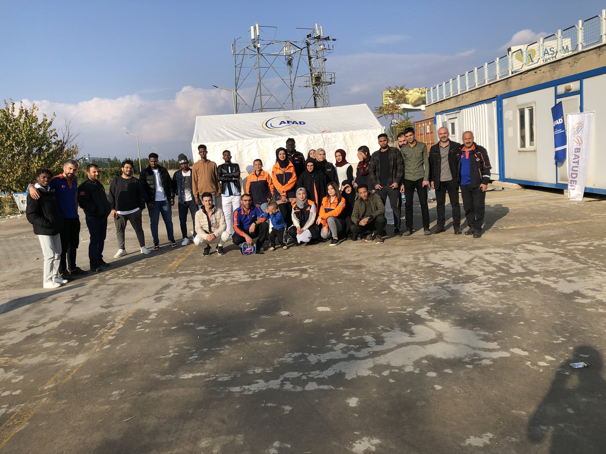 batmanbatuder's tweet photo. AFAD-BATUDER işbirliğiyle uluslararası öğrencilerimize yönelik Afet Eğitiminin VI. Oturumunu gerçekleştirdik.

VI. Oturumda;

-Hafif Arama ve Kurtarma Tatbikatı (Çadır Kurulumu Eğitimi)

-Kurtarma Aracı ve Kurtarmada Kullanılan Malzemelerin Tanıtımı yapıldı. https://t.co/gQOsYty9Yi