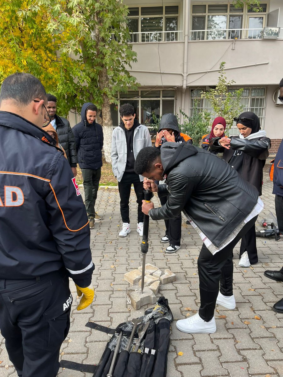 batmanbatuder's tweet photo. AFAD-BATUDER işbirliğiyle uluslararası öğrencilerimize yönelik Afet Eğitiminin VI. Oturumunu gerçekleştirdik.

VI. Oturumda;

-Hafif Arama ve Kurtarma Tatbikatı (Çadır Kurulumu Eğitimi)

-Kurtarma Aracı ve Kurtarmada Kullanılan Malzemelerin Tanıtımı yapıldı. https://t.co/gQOsYty9Yi