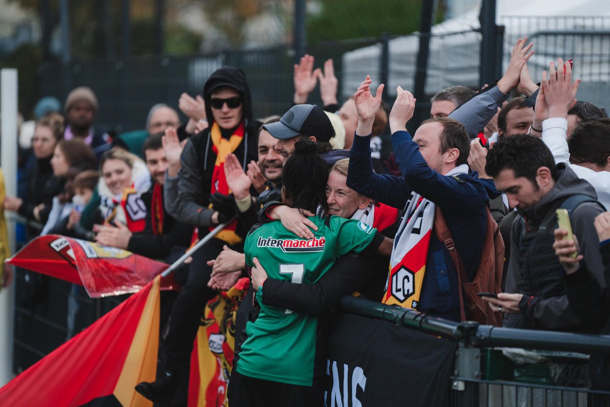 Assez fou de se dire que pour un match de coupe de France féminine à Sarcelles, on retrouve un groupe de supporters Lensois qui chantent de la 1ère à la 90ème minute. Respect. 👏

<a href="/RCLensFeminin/">RC Lens Féminin</a> <a href="/AassFootball/">𝐀𝐀𝐒 𝐒𝐚𝐫𝐜𝐞𝐥𝐥𝐞𝐬</a>