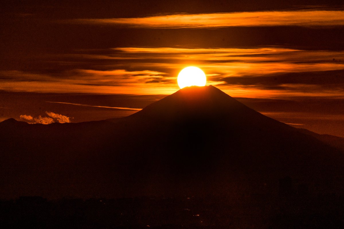 【季節の写真紹介📷】 本日(21日)、練馬区役所から を見ることができました！ 富士山頂に重なる太陽が、ダイヤモンドのように煌めく幻想的な瞬間でした✨ 撮影日時：11月21日(月) 16時15分頃