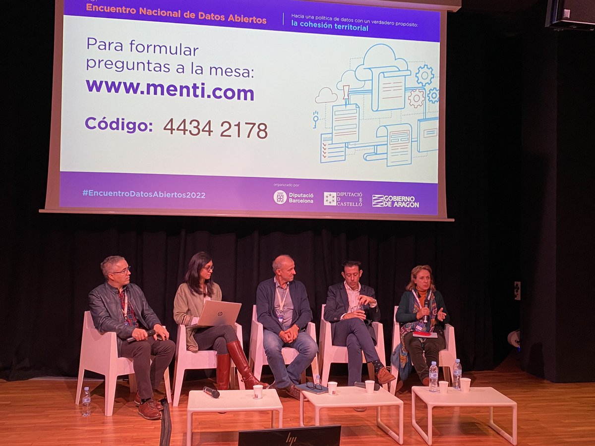 Interesantísima mesa redonda de luces y sombras de reutilizar datos en el #encuentrodatosabiertos2022, jamás pensé que hablaríamos de cómo hacer sexis los #datosabiertos, me encanta!👏🏻👏🏻👏🏻