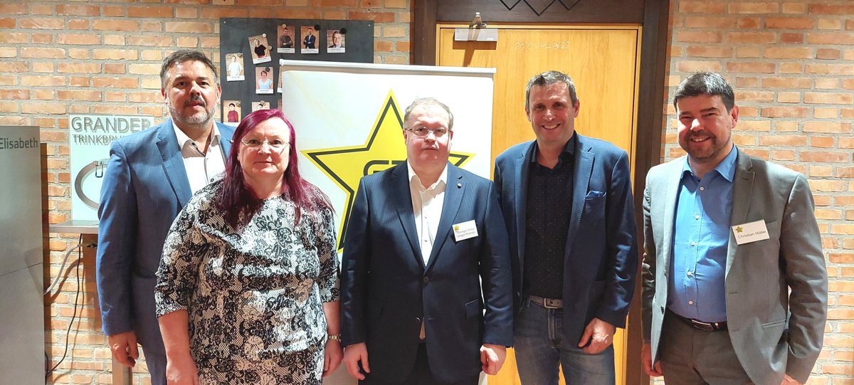 hoeller80's tweet photo. #Unternehmergespräch #Wachstum #growth #Unternehmenswert #enterprisevalue #GregorRosinger #decisionmakers #gettogether #exchangeexperience #networking #knowhow #business #Lichtenburg #Unternehmensnetzwerk #networkofcompanies #ExcellentCompanies
Mehr unter https://t.co/pTBKFjxvhM https://t.co/nZkf7WfwBl