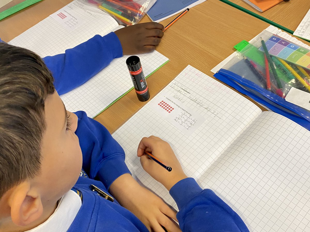STOCSch's tweet image. Year 4 are enjoying their maths lesson today!!! Divide and multiple by 7!!
Some fabulous work produced! #mathsgenius #goodlearning @WhiteRoseMaths ➗✖️💛💙