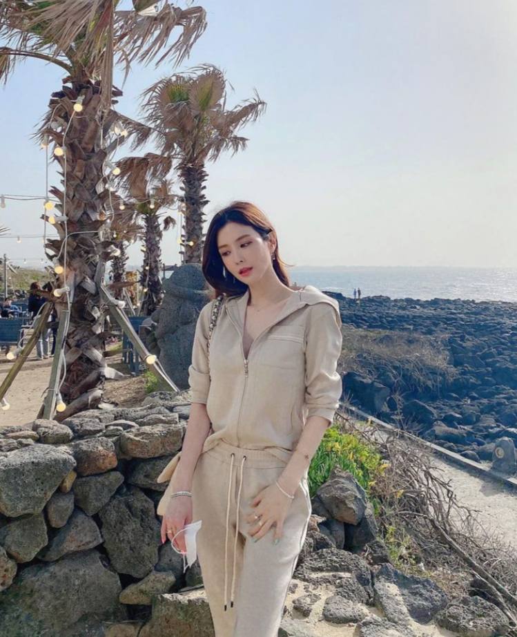 Hyojin634's tweet photo. In the face of life, you can't be without desires, but you can't ask for too much. Wealth and poverty are just the gap between external possessions, and do not represent the value of survival. https://t.co/fyz3PuAR2n