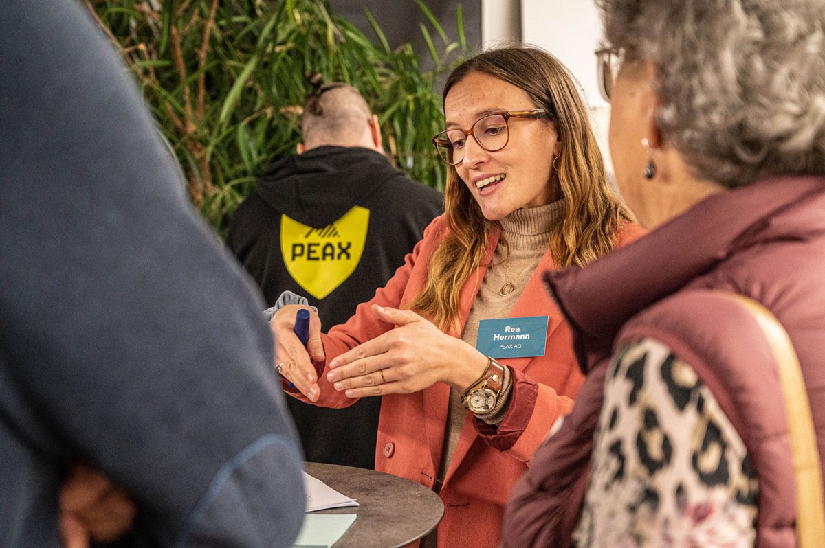 peax_ch's tweet photo. 💛 -lichen Dank für den tollen Abend. Am PEAX User Day tauschten wir uns aktiv mit User:innen und Interessierten über den digitalen Briefkasten aus. Adrian Sager von MS Sports schenkte uns Einblick darüber, wie sie PEAX nutzen und was für Vorteile ihnen PEAX im Alltag bietet. https://t.co/gplTfsJiZW