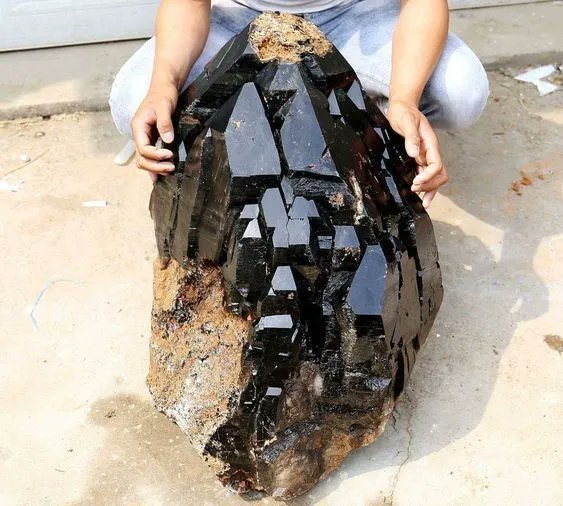 EarthFamilyCrys's tweet photo. Wow...This one is pretty spectacular! 😍 It's a 352lb Natural Black smoky quartz skeletal Elestial Mineral Specimen. #crystaleyecandy Extreme Root chakra grounding energy here. https://t.co/c6JGGfCasi