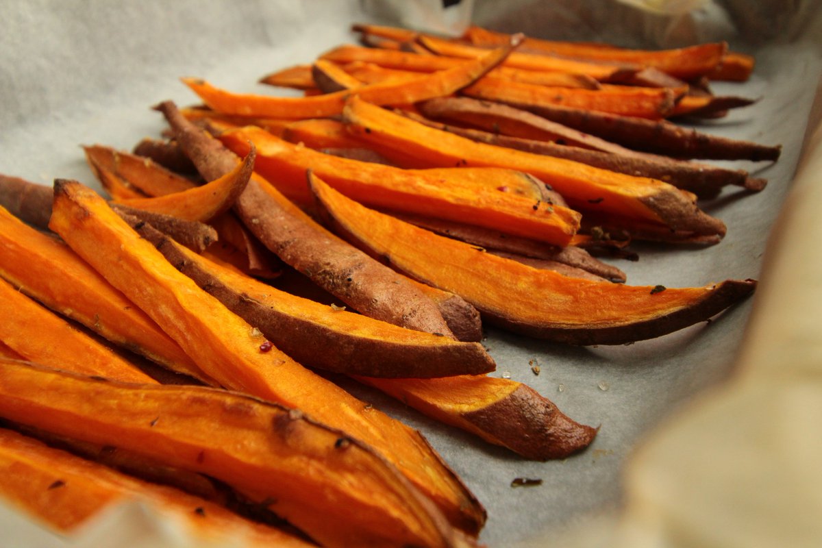 The U.S. is one of the top ten producers of sweet potatoes in the world, harvesting about 2.5 billion pounds annually. 😊 Within the U.S., North Carolina is consistently the #1 producer, averaging 60% of total supply. 👏 #GrownintheUSA <a href="/Sweet_Taters/">NC SweetPotatoes</a> <a href="/NCAgriculture/">NCDA&CS</a> <a href="/NCStateCALS/">NC State College of Agriculture and Life Sciences</a>