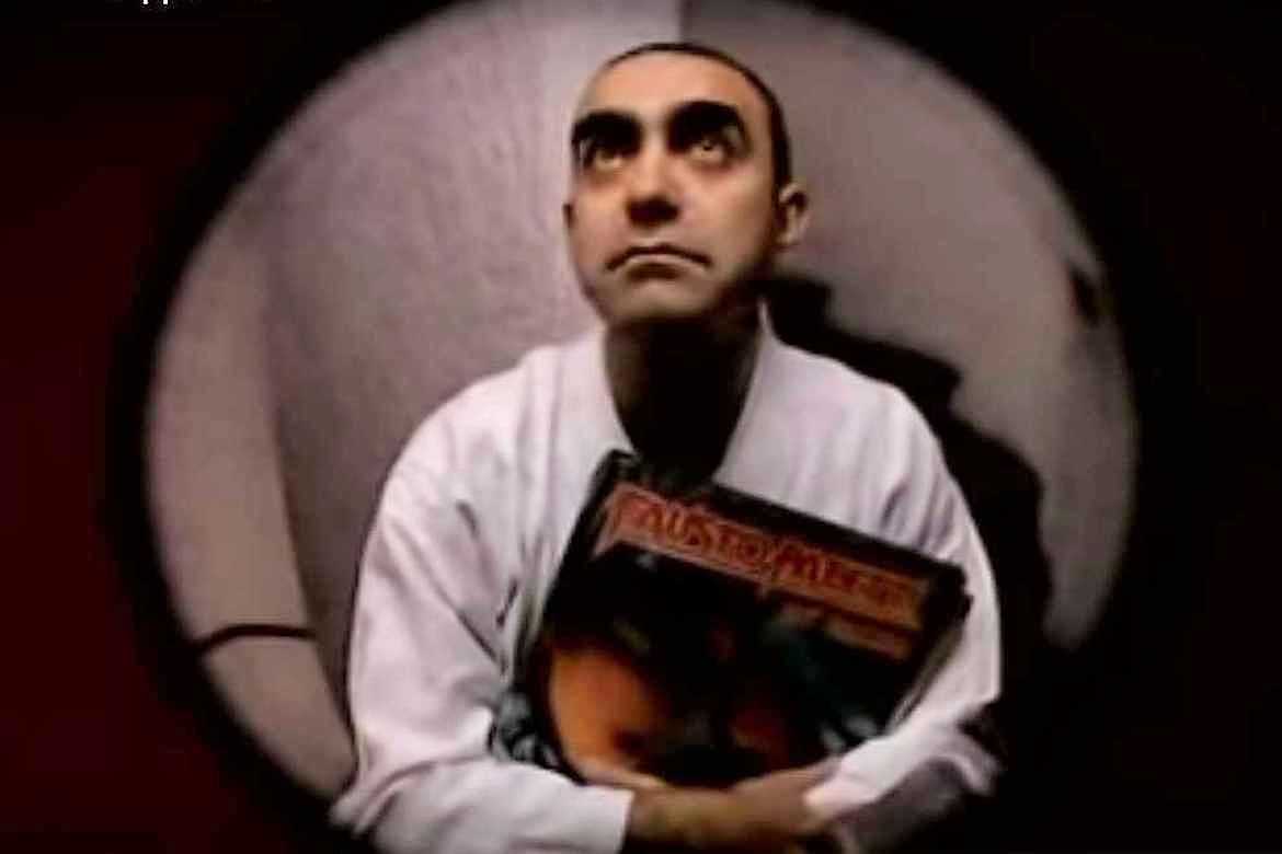 FrancescoFili15's tweet photo. Analizzando di chi mi insulta sui social dandomi della "zecca rossa" (!?!) noto che una fetta di odierni "anticomunisti senza comunismo" è frutto di anni di esclusione dal più eversivo esperimento di condivisione egualitaria adolescenziale: il gioco della bottiglia.
#Tapparella https://t.co/9xTQlFS26A