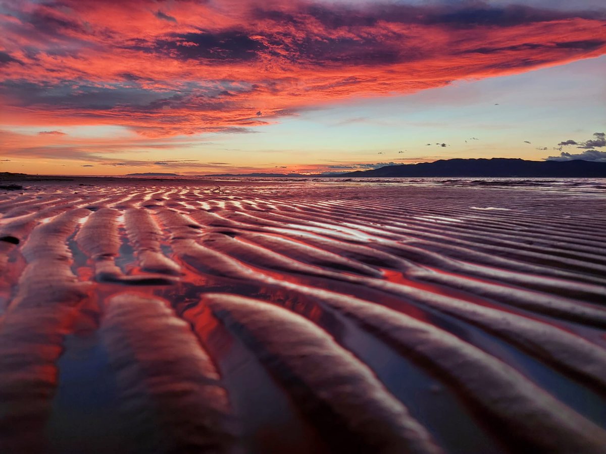 cutxamande's tweet image. Ahir al Delta de l&apos;Ebre en lo Montsià al fons. 😍 Espectacular posta de sol captada per @jordimonforte en les ondulacions de l&apos;arena creades per les onades🌊. A més, este cel, ja mos indicava pluja i vent🌬💧