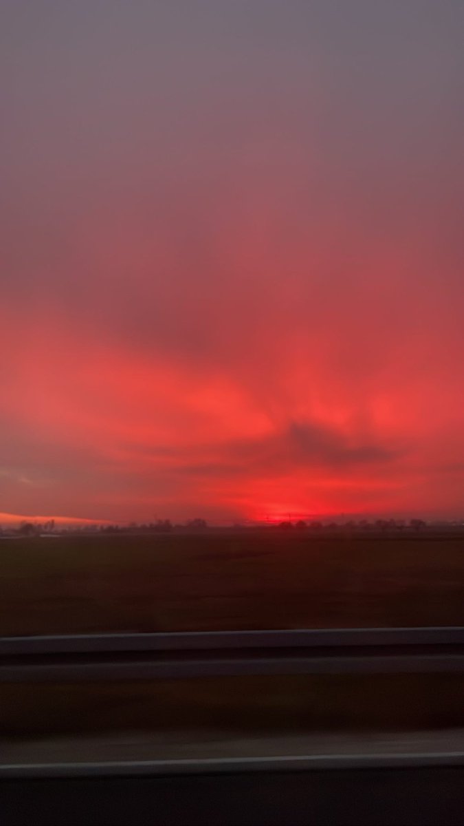 nyzka_design's tweet photo. Good morning!
How are you today?
Some photos for you❤️🩹 this sunset was amazing. No filters
#NFTartisday #mood #homeway https://t.co/3s4EDJsT7C
