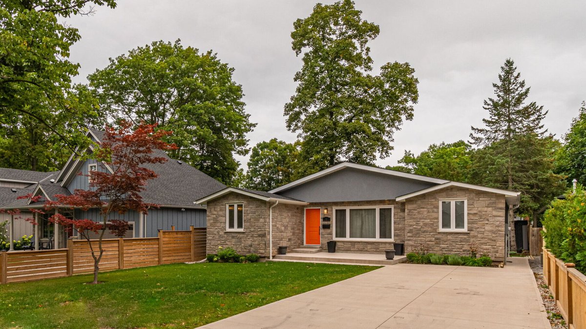 HomeCondoMarket's tweet photo. Check Out This Mid Century Bungalow in Old Town Niagara-on-the-Lake - https://t.co/vOPO4nNRSP https://t.co/tJG6qmONWF
