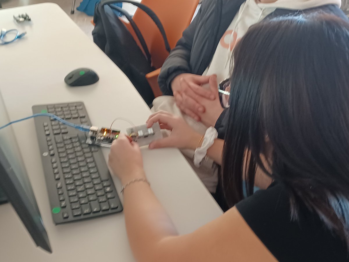 #SmarteHeartRome Nuova settimana,  nuove scuole in visita e nuovi laboratori alla #Palestrainnovazione. Oggi laboratorio di Arduino e fabbricazione digitale per i ragazzi del Pacinotti <a href="/fmdigitale/">Fond. Mondo Digitale</a> <a href="/FmdGiovanna/">Gc</a>