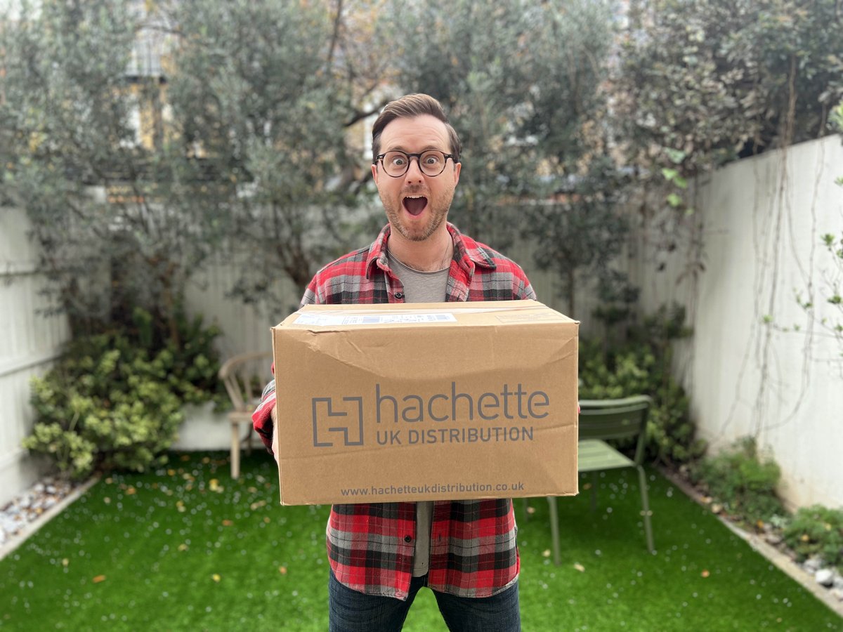MarkLeruste's tweet photo. Can you guess what's in this box? ๐ฆ๐
I can't quite believe it: A year to the day I signed my 1st book deal with John Murray Learning, an imprint of @HachetteUK and I just received 100 copies of my new book #GlowInTheDarkBook ahead of my book launch on the 8th December 2022!๐ https://t.co/zHS2CuEkaz