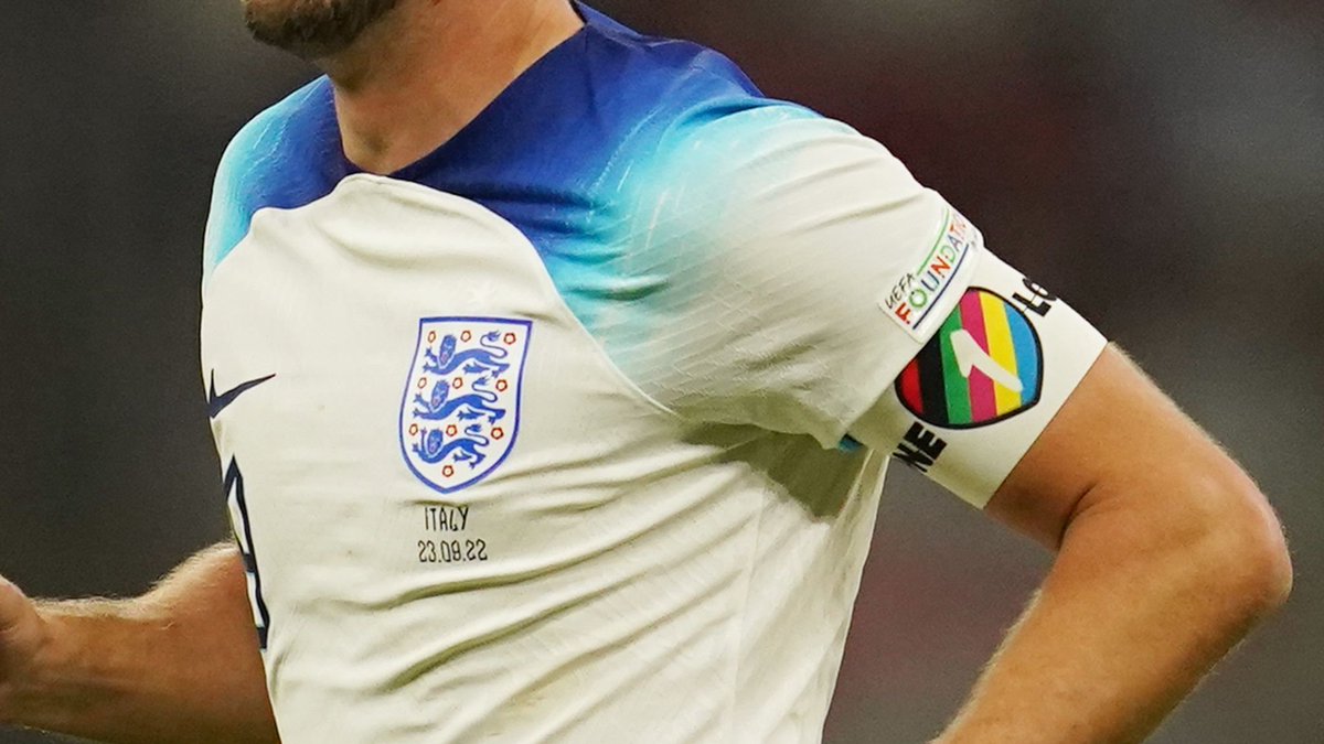 silentcheckpod's tweet photo. 🚫 Continua l'operazione simpatia della FIFA, che vieta la fascia #OneLove e impone sanzioni disciplinari per i capitani che la indosseranno.

🔜 Van Dijk ha già dichiarato che la porterà lo stesso. E gli altri? Lo vedremo già dalle 14, in #ENGIRN.

❓ Pareri?

#Qatar2022 https://t.co/jTlaoqhVhm