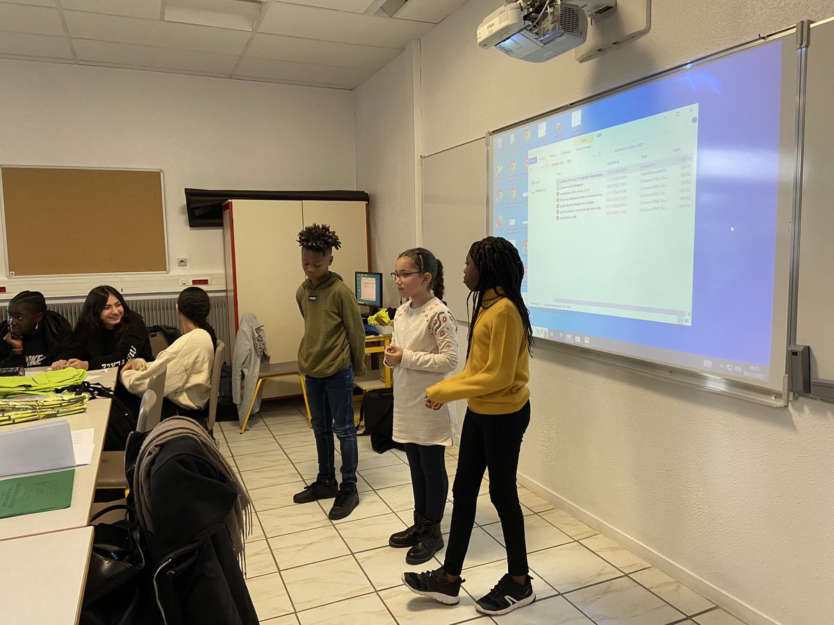 Verobrule's tweet photo. #circonscriotionLeMeeSurSeine 1ere réunion #InterDegré #EcoDélégués en présence des élèves des écoles Racine, Lapierre, Giono, des collèges Elsa Triolet, Jean de la Fontaine et des #référentsEDD premier et second degré ainsi que la #CoordoRep. De beaux projets en perspective. https://t.co/XhCMqKrol9