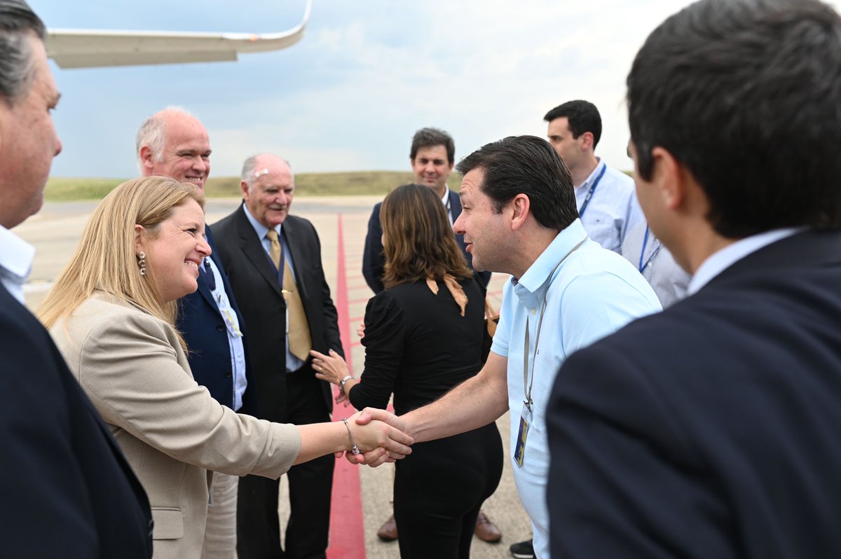 CamturUruguay's tweet photo. En el día de ayer se sumó un nuevo vuelo de @azulinhasaereas MVD /Recife. Acompañamos como @CamturUruguay junto a @Uruguay_Natural @mtopuy y @AeropuertosUY. Seguimos generando sinergia para impulsar la conectividad.

#EncontrarnosParaPotenciarnos https://t.co/0BL0PPY7dO