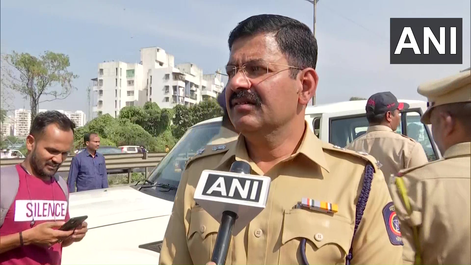 ANI on Twitter "Pune bridge mishap A vehicle rammed into other