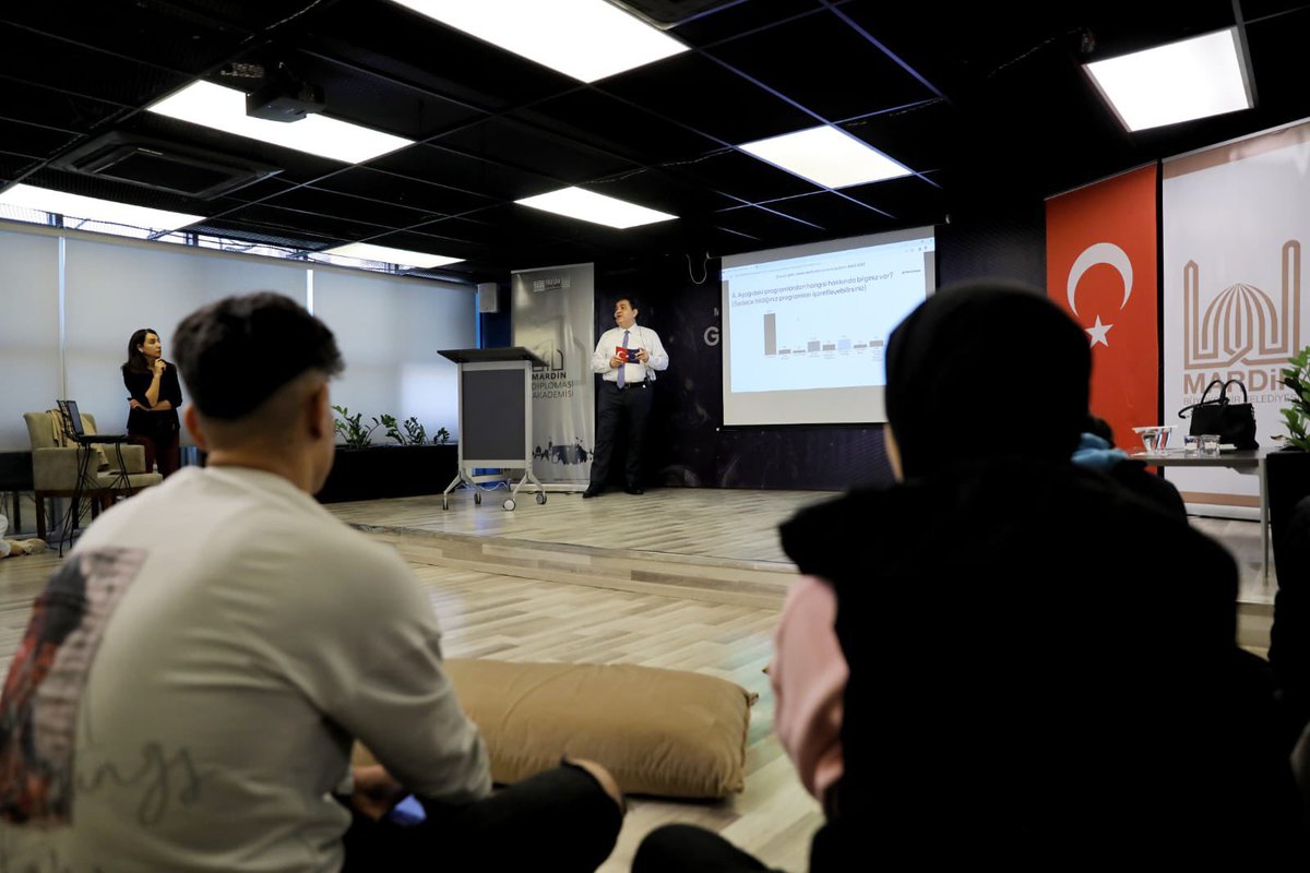 Mardin Diplomasi Akademisi 5. Dönem Açılış Programını, Dışişleri Bakan Yardımcımız/AB Başkanı Büyükelçi Sn. Faruk Kaymakcı’nın ve Vali/Büyükşehir Belediye Başkan V. <a href="/mahmutdemirttas/">Mahmut Demirtaş</a> ‘ın teşrifleriyle <a href="/MbbGenclik/">MBB Gençlik Merkezi</a> Merkezi’nde gerçekleştirdik.

Gençlerimiz geleceğimizin teminatıdır.