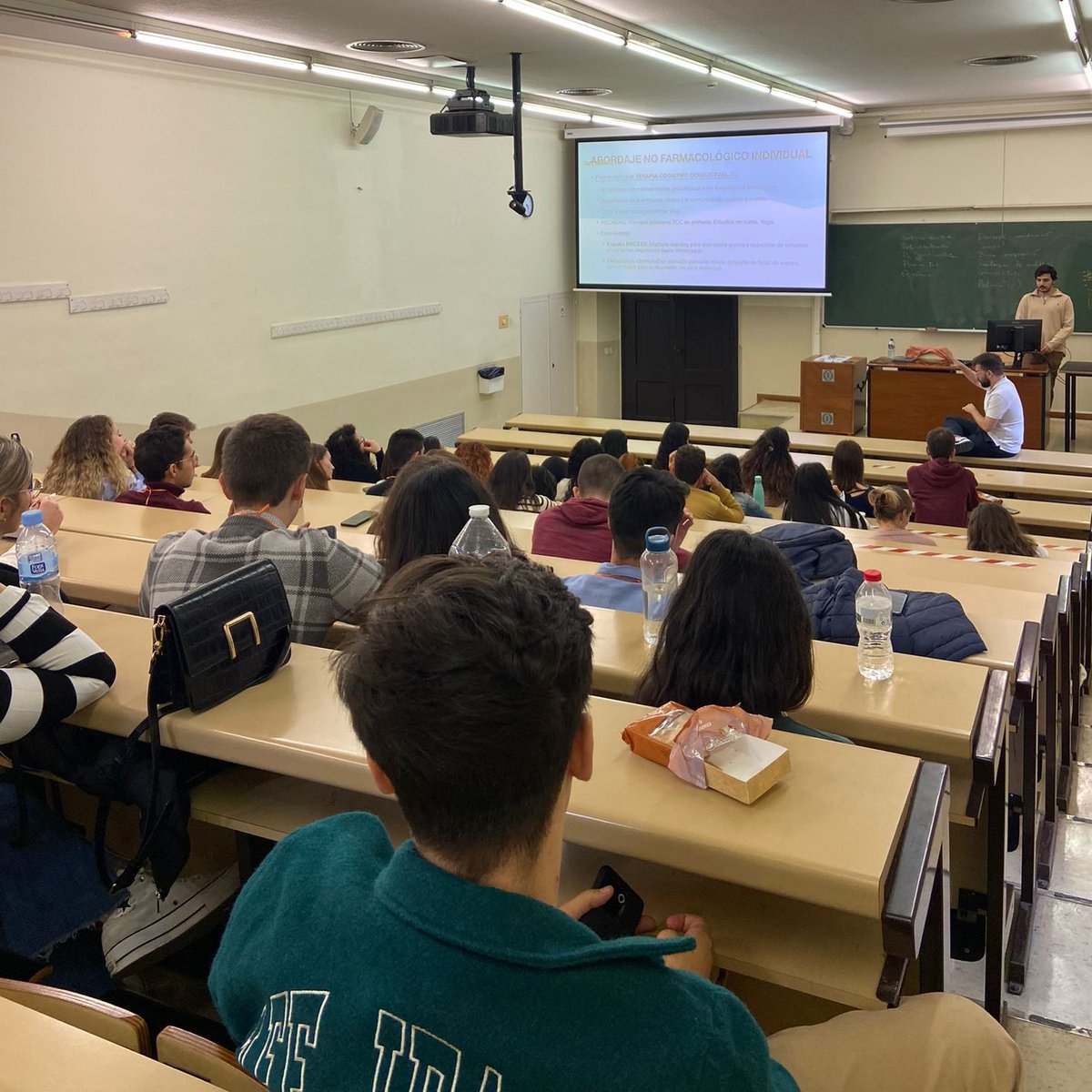 📌El passat dissabte 12 de novembre, a través de la Vocalia de Residents, vam ser a les Jornades de Salut Mental de <a href="/faigmedicina/">#faigmedicina</a>, organitzades per <a href="/ceem_medicina/">CEEM</a> <a href="/CEMCAT/">CEMCAT</a> i <a href="/AECScatalonia/">AECS</a>, amb la xerrada “Atenció i Prevenció de la salut mental des d’Atenció Primària"