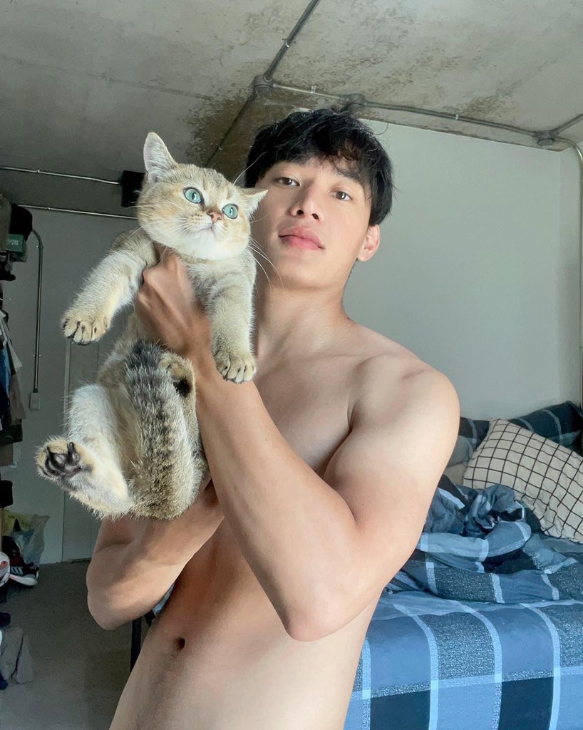 kusexyboy's tweet photo. “อยากไปเล่นแมวที่ห้องเธอจัง“ 💚😻
-เจเจ
IG : j_j_ey 
#สถาปัตยกรรมศาสตร์ #ปี5 #KU78 #KUSEXYBOY https://t.co/l0fYdVf2IN