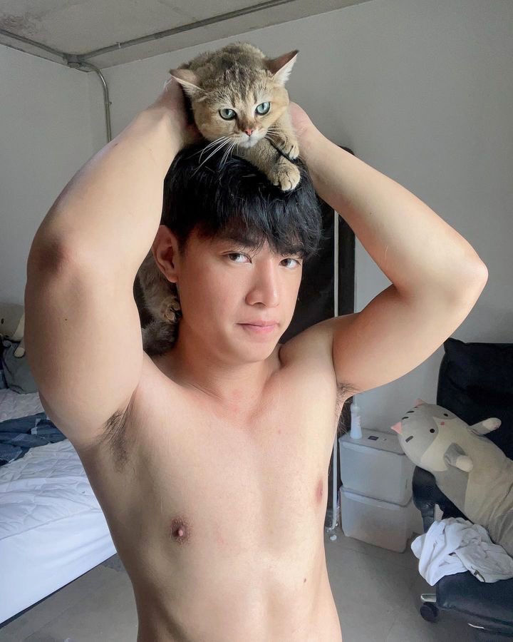 kusexyboy's tweet photo. “อยากไปเล่นแมวที่ห้องเธอจัง“ 💚😻
-เจเจ
IG : j_j_ey 
#สถาปัตยกรรมศาสตร์ #ปี5 #KU78 #KUSEXYBOY https://t.co/l0fYdVf2IN