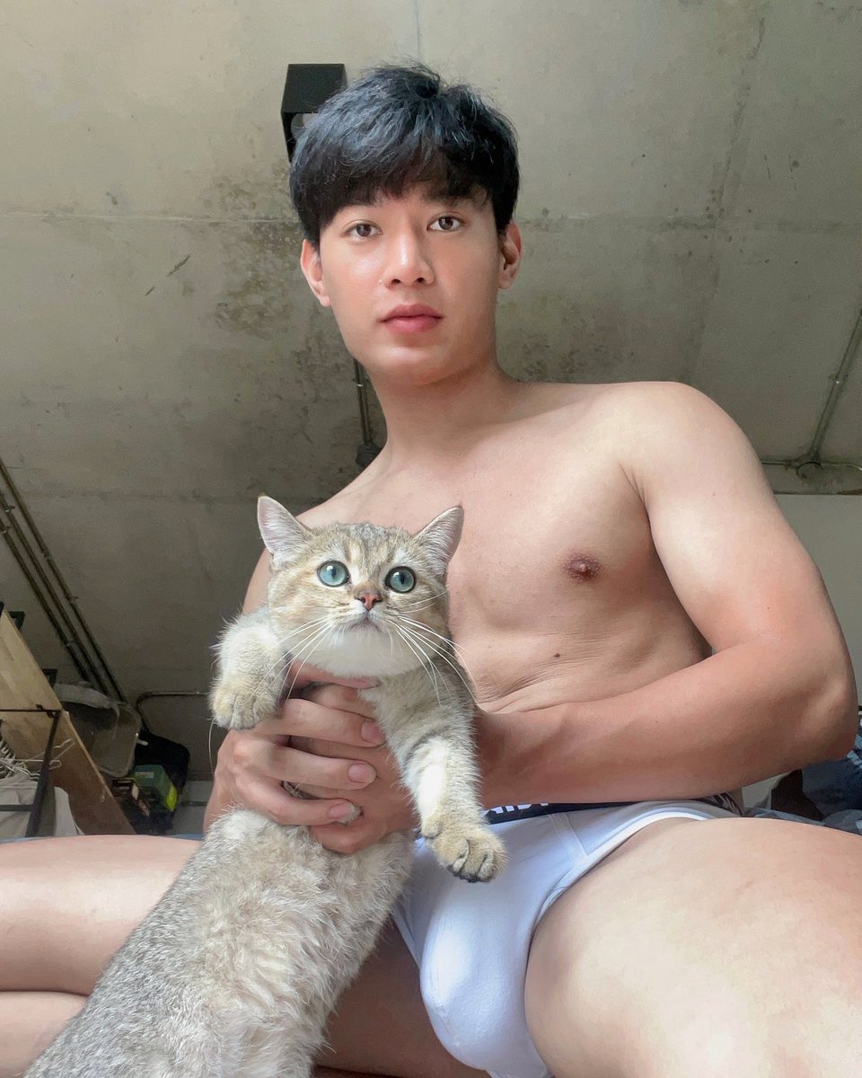 kusexyboy's tweet photo. “อยากไปเล่นแมวที่ห้องเธอจัง“ 💚😻
-เจเจ
IG : j_j_ey 
#สถาปัตยกรรมศาสตร์ #ปี5 #KU78 #KUSEXYBOY https://t.co/l0fYdVf2IN