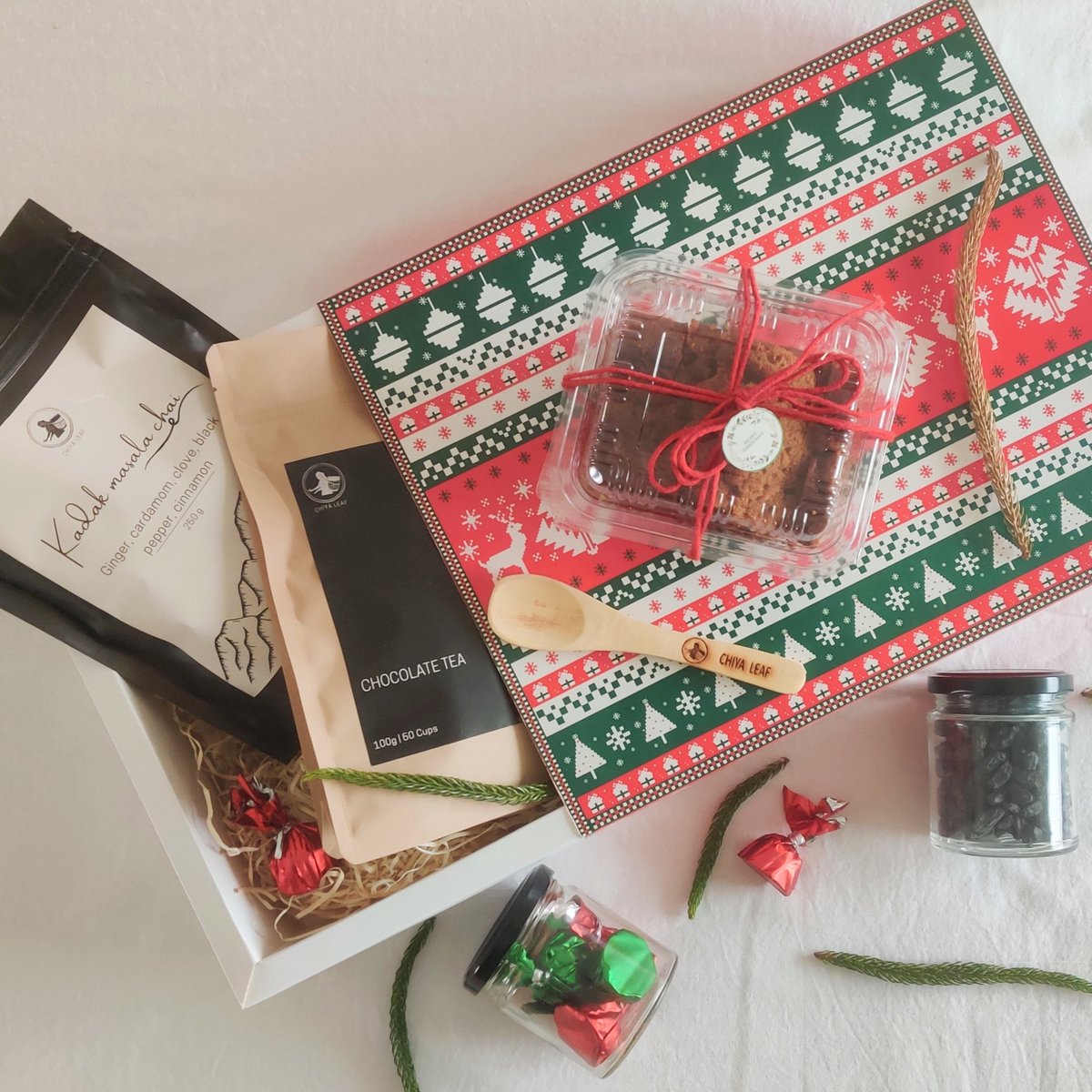 ChiyaLeaf's tweet photo. It's Christmas time. It's gift time

Make Christmas of your employees, clients, near &amp; dear ones merry with our curated hampers consisting of cake, chocolates, raisins, &amp; of course, your favourite tea.
WhatsApp on 7679980423 to place your order
#christmasgifts #christmasgiftideas https://t.co/sQz0bZ0Pb2