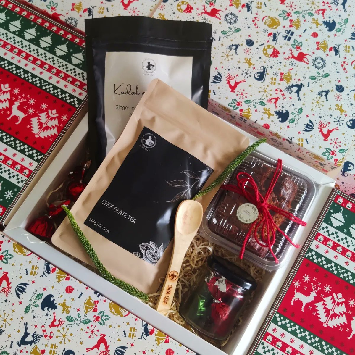 ChiyaLeaf's tweet photo. It's Christmas time. It's gift time

Make Christmas of your employees, clients, near &amp; dear ones merry with our curated hampers consisting of cake, chocolates, raisins, &amp; of course, your favourite tea.
WhatsApp on 7679980423 to place your order
#christmasgifts #christmasgiftideas https://t.co/sQz0bZ0Pb2