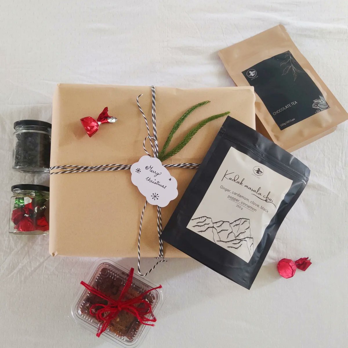 ChiyaLeaf's tweet photo. It's Christmas time. It's gift time

Make Christmas of your employees, clients, near &amp; dear ones merry with our curated hampers consisting of cake, chocolates, raisins, &amp; of course, your favourite tea.
WhatsApp on 7679980423 to place your order
#christmasgifts #christmasgiftideas https://t.co/sQz0bZ0Pb2