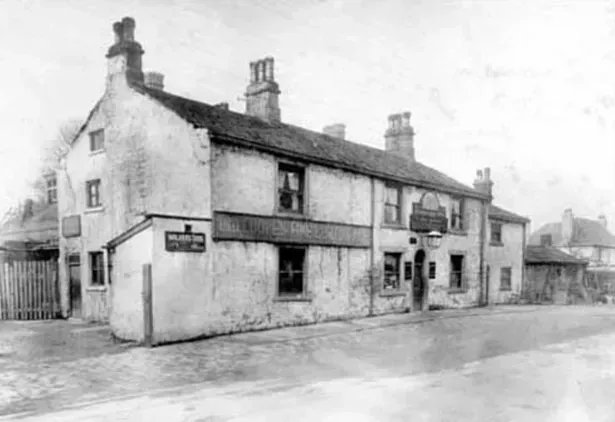idontbakecakes's tweet photo. The Chained Bull at #Moortown, this photograph is from c.1925 #LeedsHistory #OldLeeds https://t.co/nzqUcLMKXK