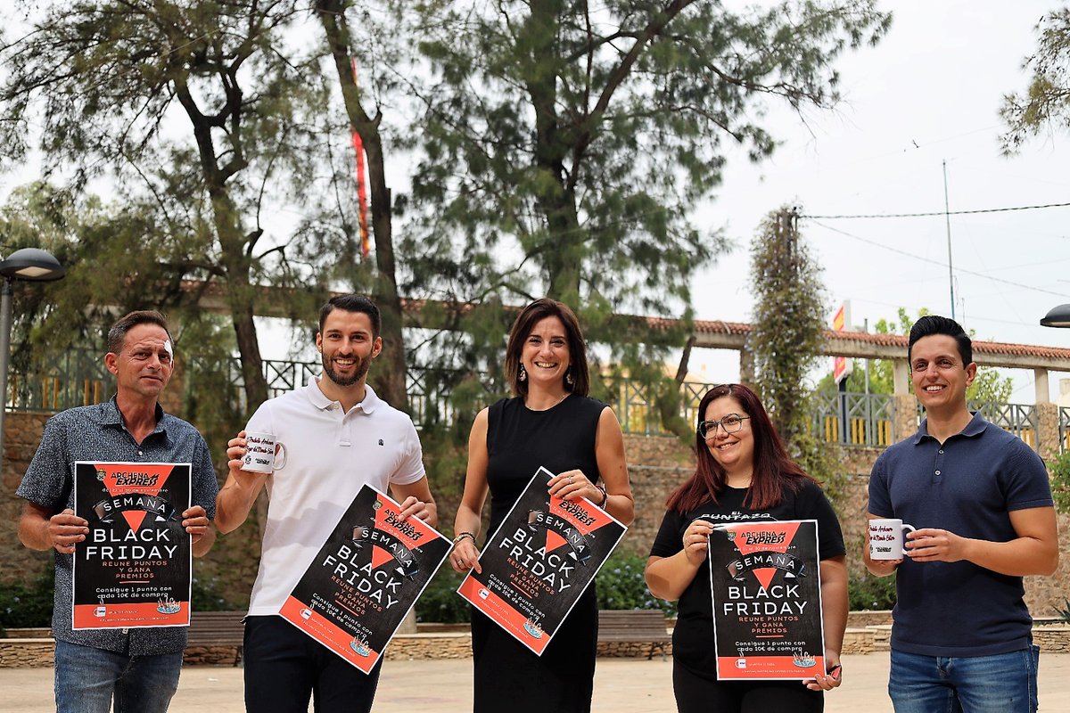 AytoArchena's tweet photo. 🎁 🛍️ Alcaldesa #Archena, @Patriciaflopez, junto al presidente @archenaexpress, Jesús Pay, y el concejal #comercio, @damianpagan94, presentan la semana "Black Friday 2022", del 21 al 30 de noviembre, con grandes descuentos y regalos. 
‼️Haz pueblo y compra en Archena‼️ https://t.co/X21uiVNtj8