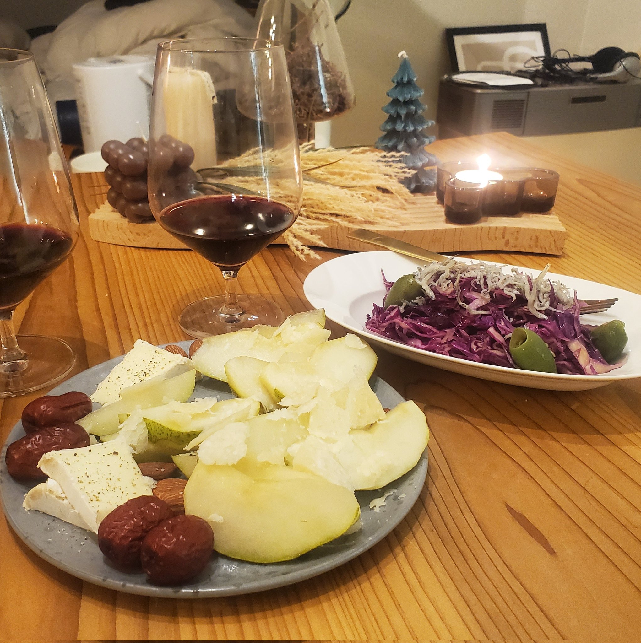 冬の葉、ナツメヤシ、オリーブのサラダのレシピ