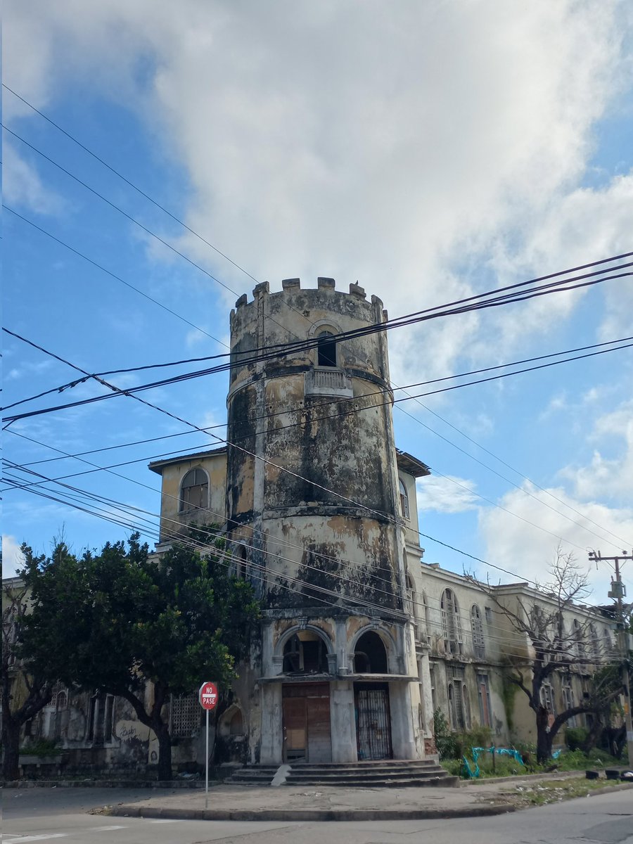 Unos cables de energía paralelamente alineados, a la izquierda la simbologia fructífera de la vida y del lado derecho la contra parte cruel pero necesaria para cerrar el ciclo. Una señal que más que alertar describe la situación de este castillo abandonado y resiliente
