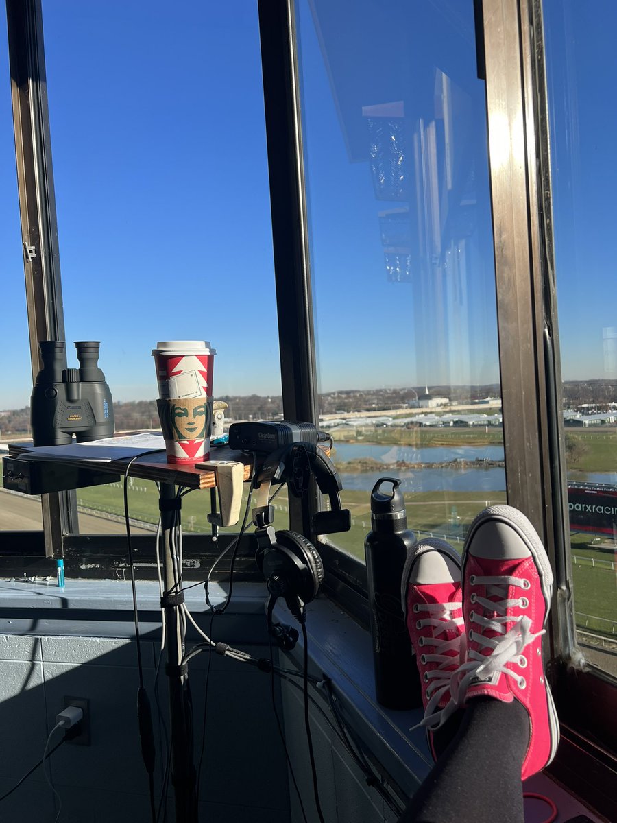 jmpaquette's tweet photo. Watching training and getting ready for a gorgeous, sunny day at @parxracing with ten races on tap. Join us at 12:25pm https://t.co/YmwcErhS8X