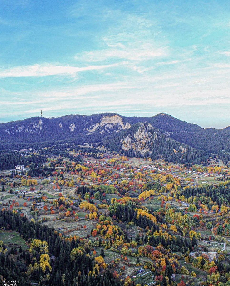 IvanGaidarov's tweet photo. What a palette of colors 🎨
The #autumn colors are like in no other season 😎
#Rhodopes mountain. The TV tower silhouette at #Snejanka summit is seen on the left.
#Bulgaria 🇧🇬
📷Victor Pashov https://t.co/NBQAf2xJfT