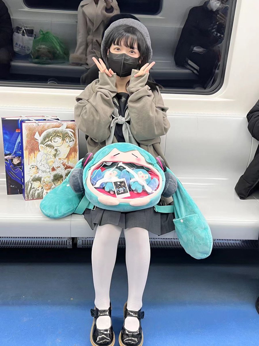 SmallBunnyTuan's tweet photo. I watched the Conan movie with Miku！ https://t.co/NNxKQodNF3