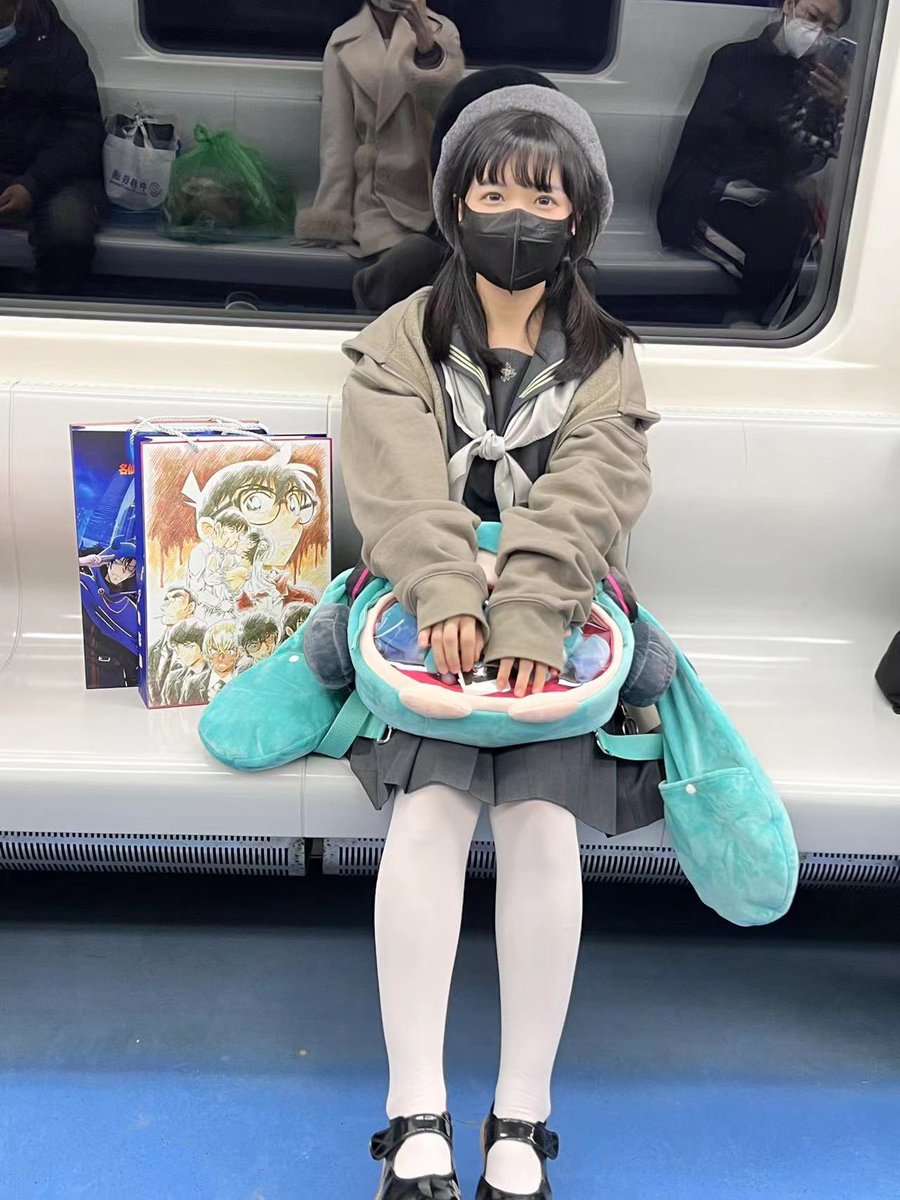 SmallBunnyTuan's tweet photo. I watched the Conan movie with Miku！ https://t.co/NNxKQodNF3