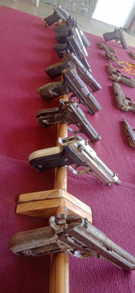 Redi_andes's tweet photo. FANB incauta más de 26 armas cortas de gran potencia, 6 sub ametralladoras y 7 armas largas, cargadores, municiones, granadas y otros pertrechos a miembros de banda delincuencial Las 3R, los cuales eran usados para someter a la población a trabajos forzados de minería  ilegal. https://t.co/HcwljEZ7Bt