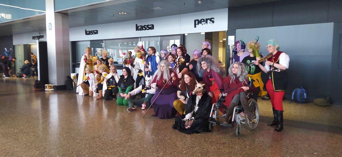 Juultjeisdebes1's tweet photo. @DanaTerrace Hey Dana! We had a #TheOwlHouse meetup at #dutchcomiccon ! Hope you like it :D. Some of the people at the meetup are: @b4ngsdrumz (as helos), @Jan_killer_bun (as sasha waybright , me as Emperor Belos, @CarlyNotMe (as TommyInnit), @VarianGalanis (As Hunter) and alot more people! https://t.co/dwgTRAYRTr