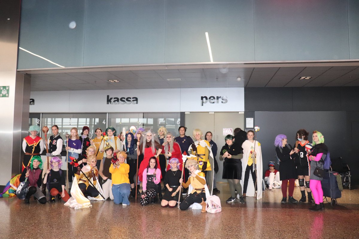 Juultjeisdebes1's tweet photo. @DanaTerrace Hey Dana! We had a #TheOwlHouse meetup at #dutchcomiccon ! Hope you like it :D. Some of the people at the meetup are: @b4ngsdrumz (as helos), @Jan_killer_bun (as sasha waybright , me as Emperor Belos, @CarlyNotMe (as TommyInnit), @VarianGalanis (As Hunter) and alot more people! https://t.co/dwgTRAYRTr