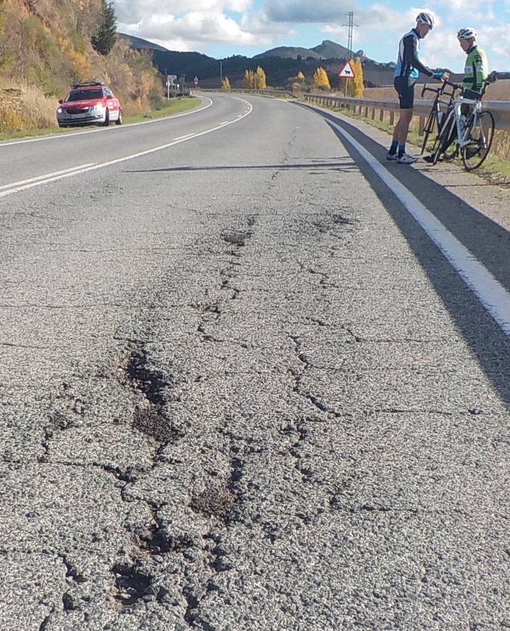 policiaforal_na's tweet photo. Si observas deficiencias en el firme avísanos, daremos parte. Estas bicis sufrieron daños y se realizaron diligencias a prevención.
#PatrullaTráfico https://t.co/DTXInbXHhD