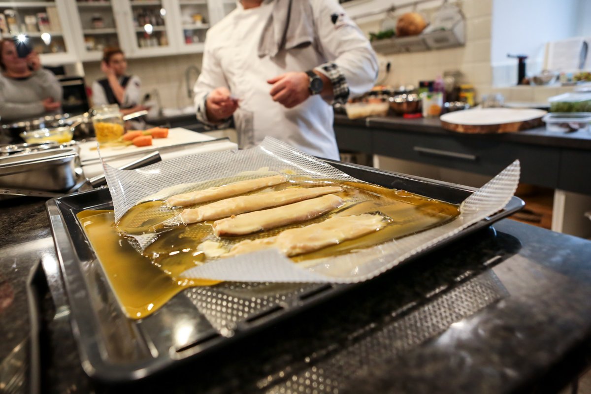 WrzosowkaDom's tweet photo. #warsztatykulinarne to świetna okazja na integrację firmową czy wypad z rodziną i przyjaciółmi 🍝 Zapraszamy na #kursgotowania pod okiem profesjonalnego szefa kuchni 🍤🥦 Odkrywaj pasję kulinarną w doborowym towarzystwie! 👉 https://t.co/0ZYRLPnSuU https://t.co/tvTjSk8GWh