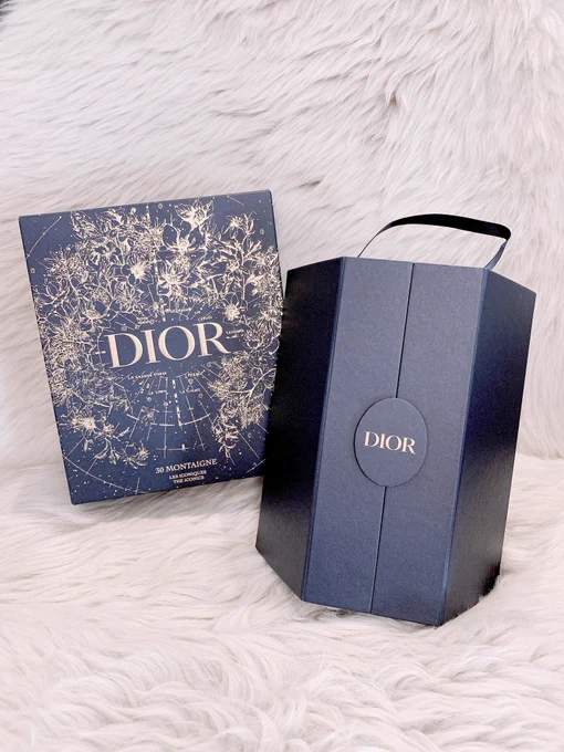 Diorのモンテーニュコフレはアドベントカレンダー欲しいけど予算が…という方に全力でおすすめしたい。そっくりそのままミニチュアサイズのボックスに美容液、香水2種、リップのミニサイズ4品が入ってる。全面ゴールドの箔押し。最高にかわいい。 
