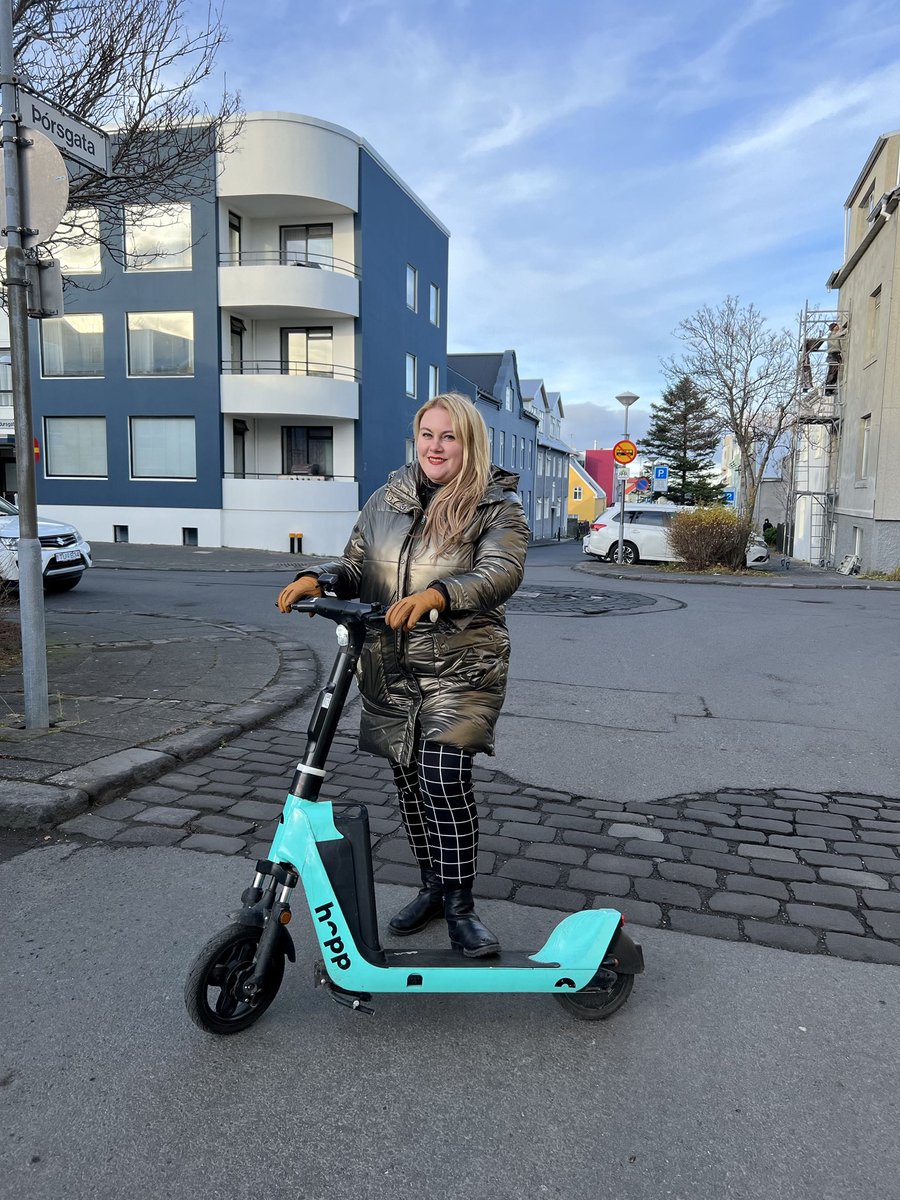 Magga Maack (@mokkilitl) er einn vinsælasti skemmtikraftur landsins, hún komst á toppinn með því að nota Hopp á hverjum degi. Aðspurð segir hún að það sé ekki kalt á toppnum, enda klædd eftir veðri. #peopleofHopp