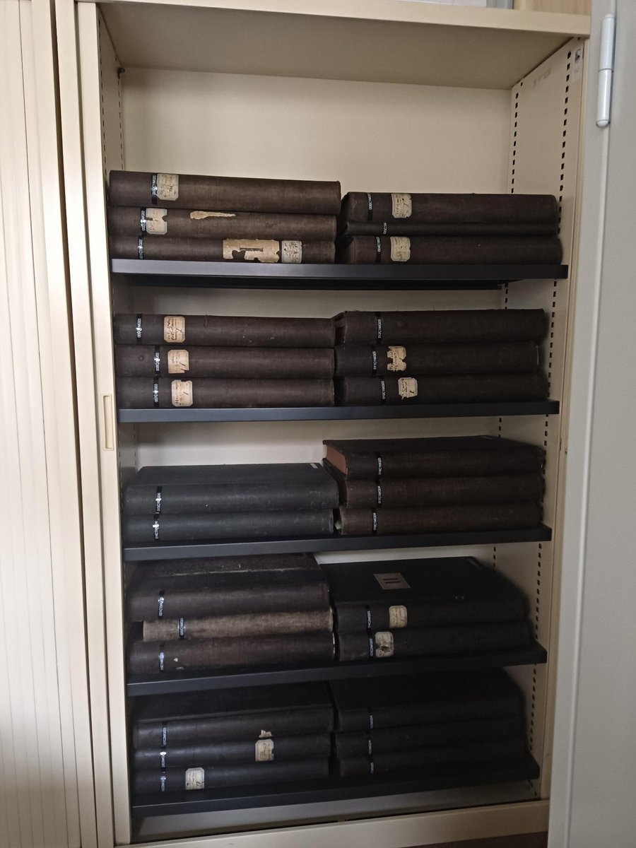 LutinMalin's tweet photo. Nouvel emplacement pour les archives de chronométrie de l'Observatoire de Besançon @OSU_THETA_BFC 
Pas loin de 90 registres contenant une partie des archives de certification chronométrique (dont celles avec le poinçon vipère) de 1885 à 1976.
Merci à @UtinamInstitut https://t.co/xE0kB2gbE3