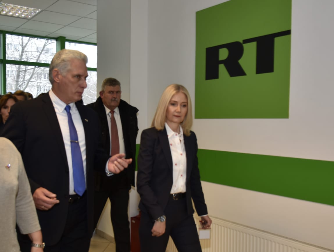 CubaMINREX's tweet photo. Como parte del intenso programa del Presidente @DiazCanelB en #Rusia 🇷🇺, la mañana de este lunes, visitó la sede del canal @ActualidadRT, donde recorrió los estudios de televisión e intercambió con sus miembros.

#DiazCanelEnRusia
#Cuba 🇨🇺  #Rusia🇷🇺 https://t.co/fhOLCQbe4F